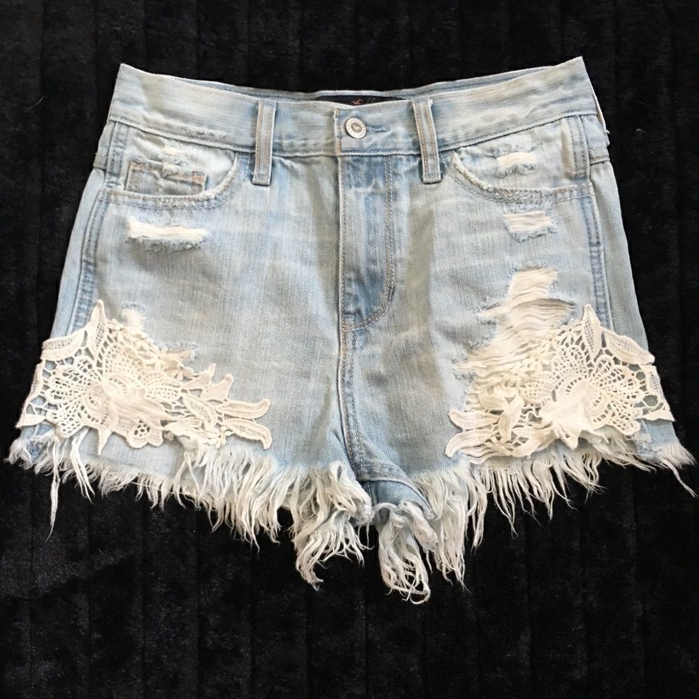 Hollister vint style high waisted shorts! Crochet